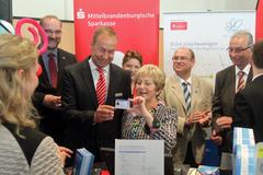 Dr. Dietlind Tiemann verkauft die erste BUGA Dauerkarte an Beate Fernengel.