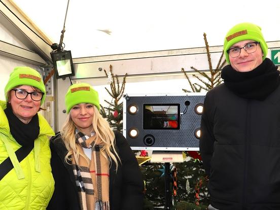 Die Behindertenbeauftragte Katrin Tietz mit den Azubis Ann Charlott Kaminski und Vin Moch an der Fotobox.