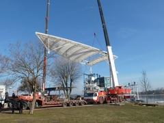 Das segelförmige Membrandach schwebt in der Luft. Das segelförmige Membrandach schwebt in der Luft.