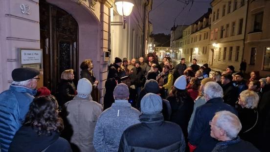 Pogrom-Gedenken vor der Ritterstraße 92, in der einst die jüdische Familie Schwarz zuhause war.