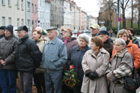 Gedenkstein NKWD viele Menschen mit Blumen